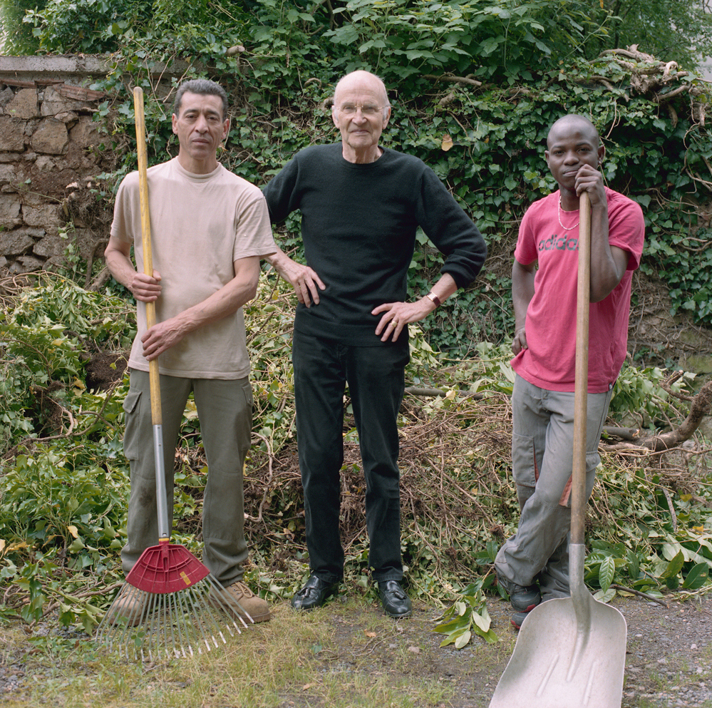 photographie, couleurs, trois hommes debouts dont deux jardiniers