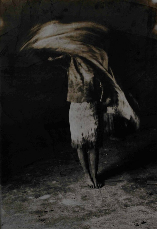 photographie, sépia, femme de dos, debout, voile, mouvement