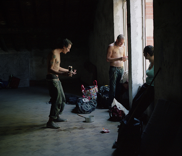 photographie, couleur, deux hommes, une femme, punks, près d'une fenêtre