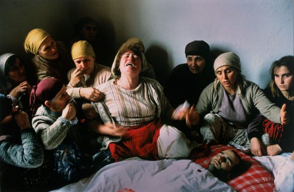 Georges MERILLON, Veillée funèbre de Nasimi Elshani, Kosovar, Kosovo, 1990