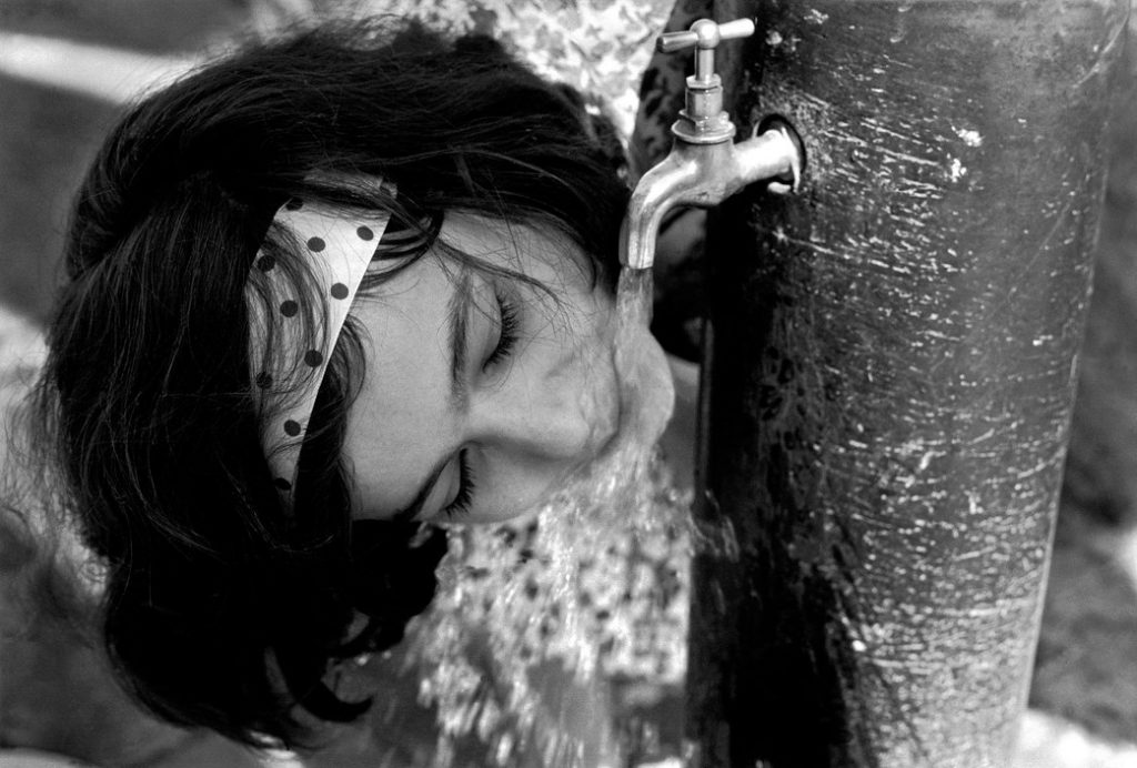 ©SCIANNA-Ferdinando_1961_Fille-buvant-a-une-fontaine_Bagheria-Sicile